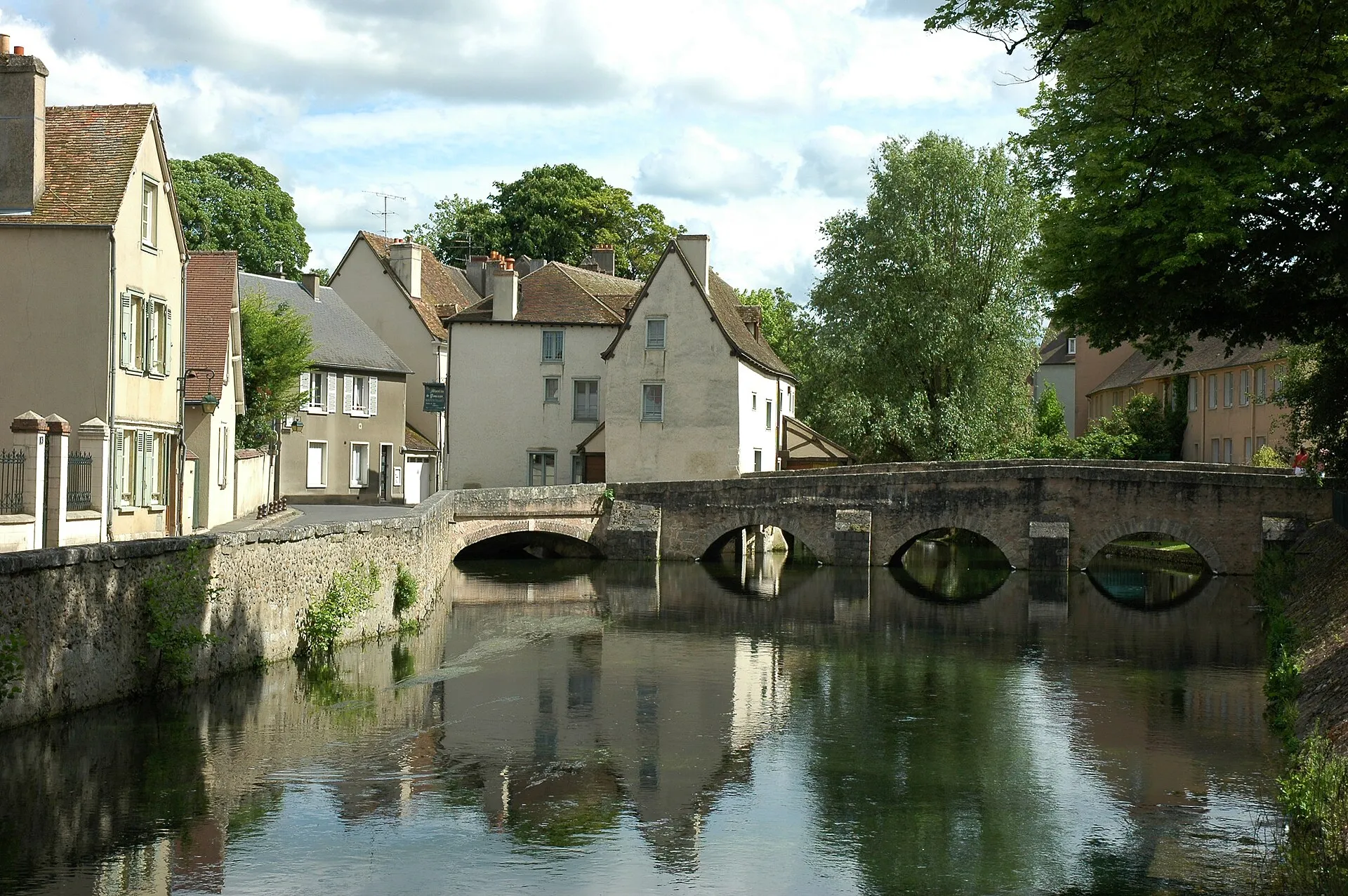 Les bords de l’Eure, ses maisons et le pont des Minimes à Chartres