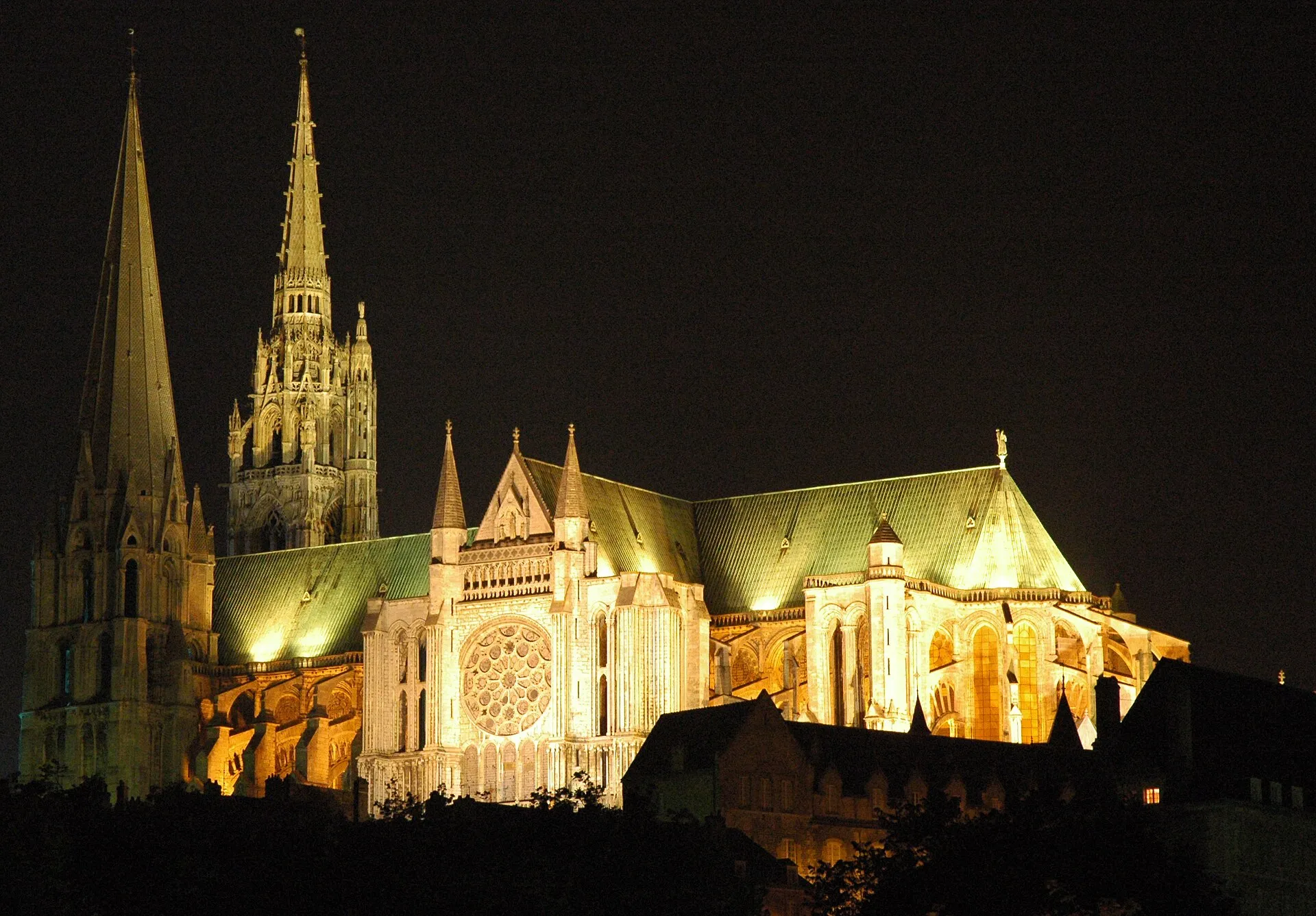 Vue nocturne d’ensemble de la cathédrale Notre-Dame de Chartres illuminée