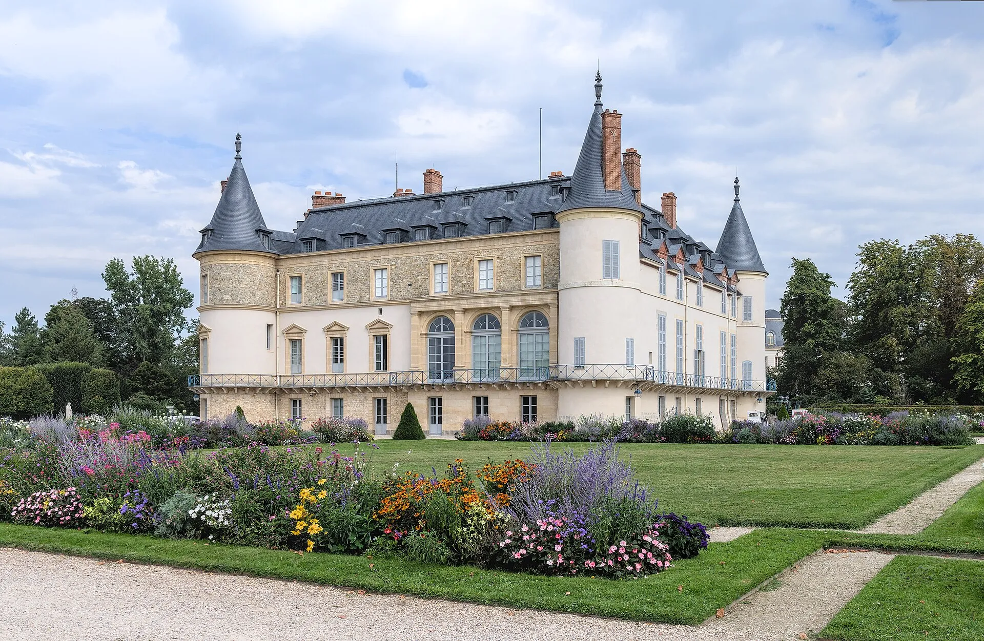 Le château de Rambouillet et ses jardins fleuris