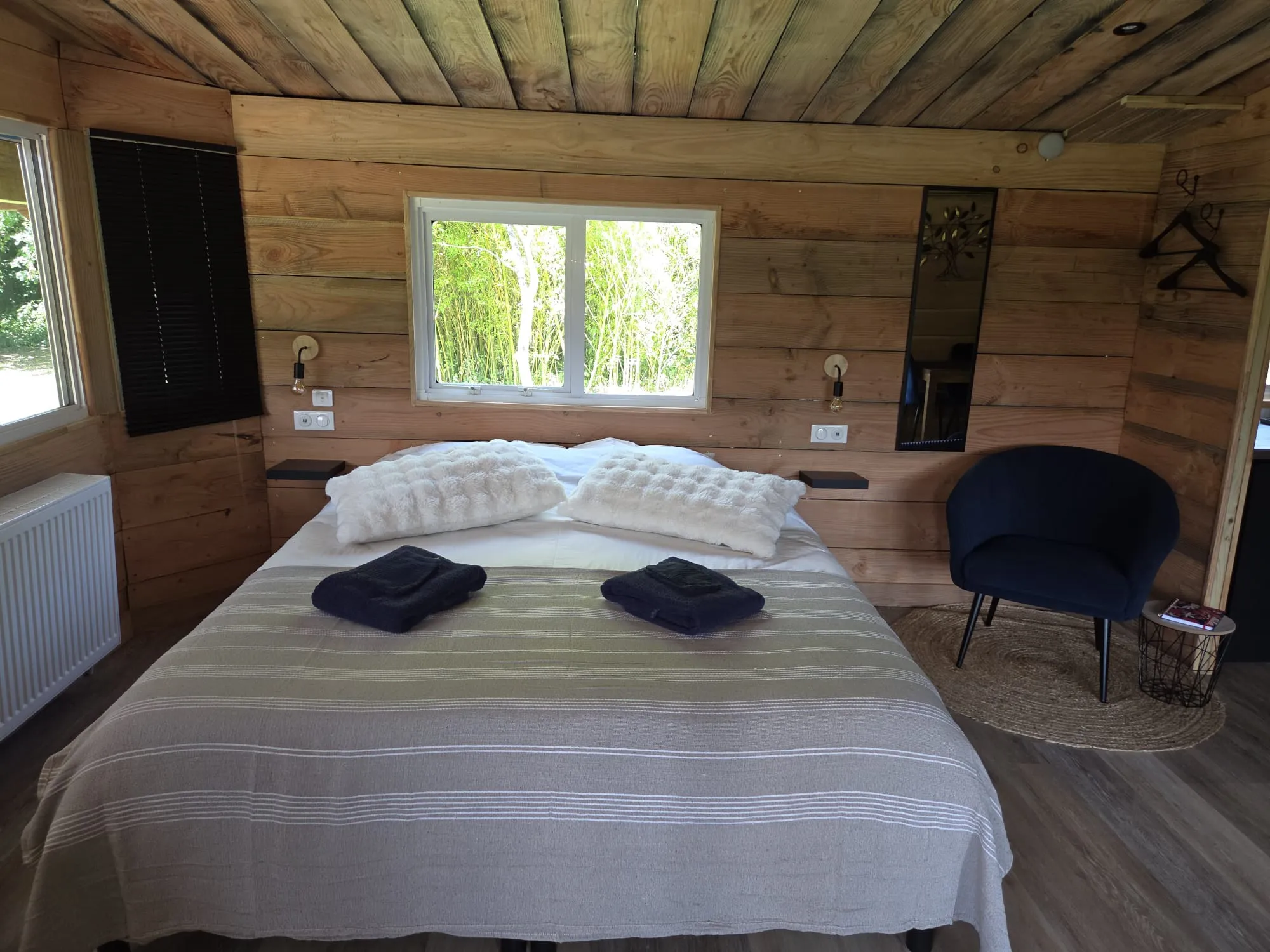 La chambre principale lumineuse avec vue sur les bambous