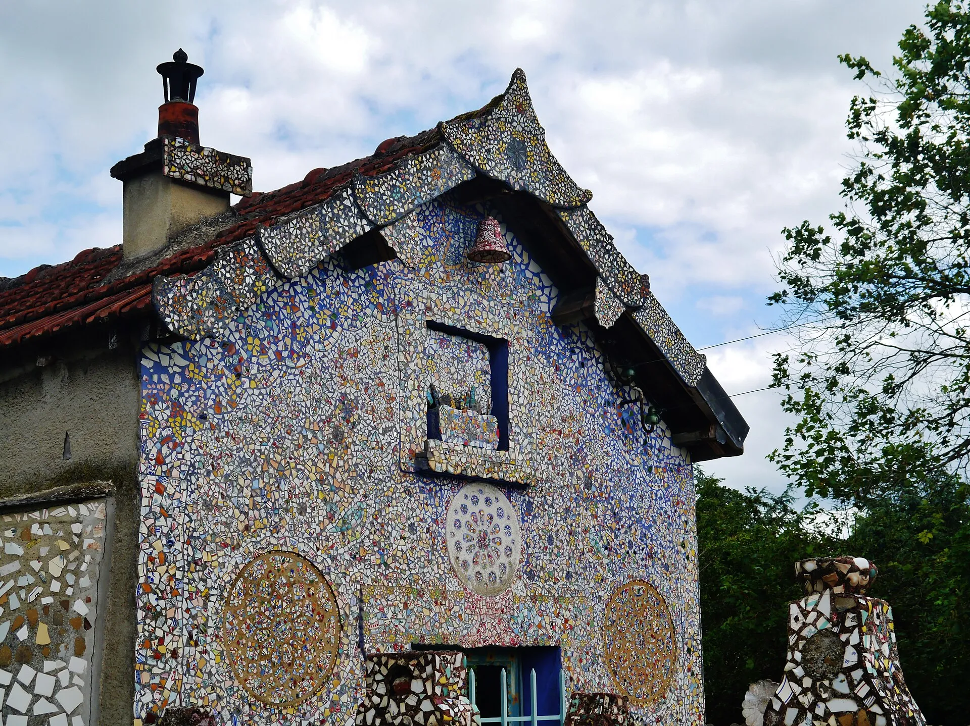Façade de la Maison Picassiette couverte de mosaïques colorées