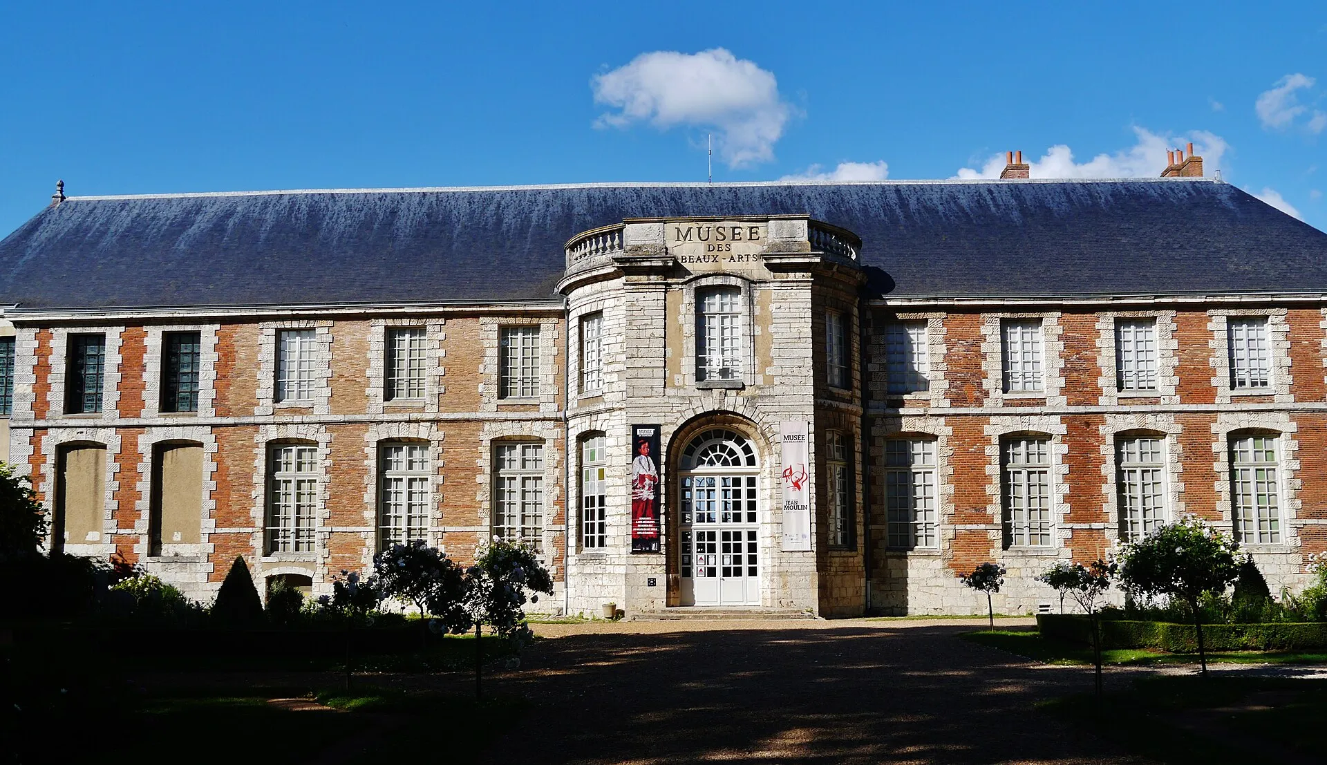 Façade du musée des Beaux-Arts de Chartres dans l’ancien palais épiscopal