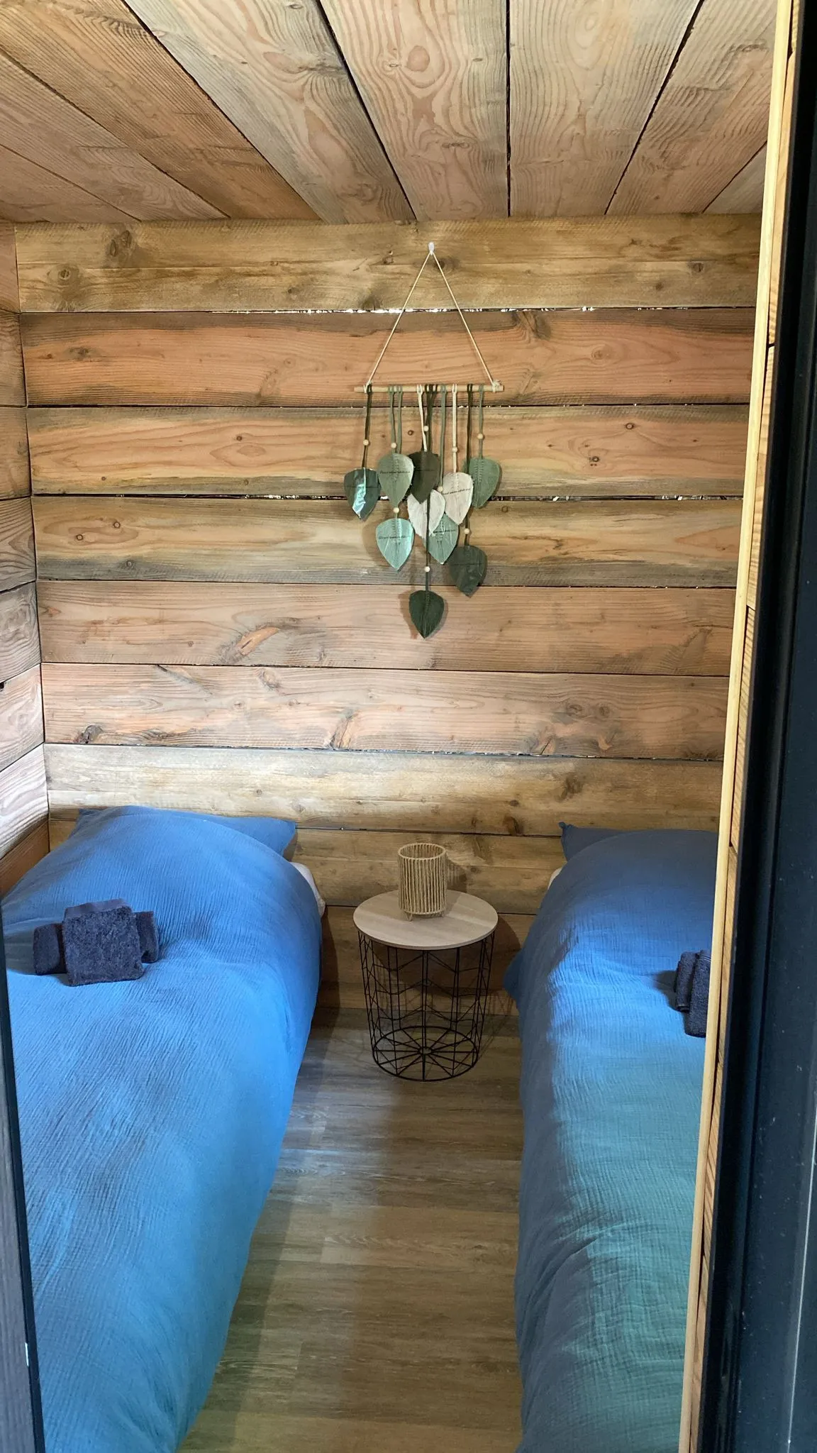 La chambre séparée avec deux lits simples