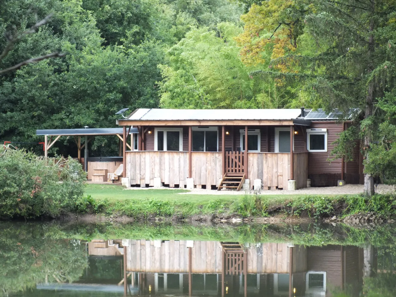 La cabane en bois installée au bord de son étang