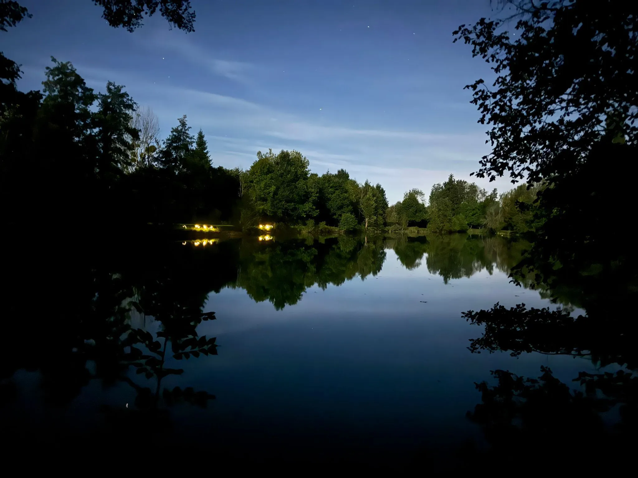 La cabane et l’étang au crépuscule