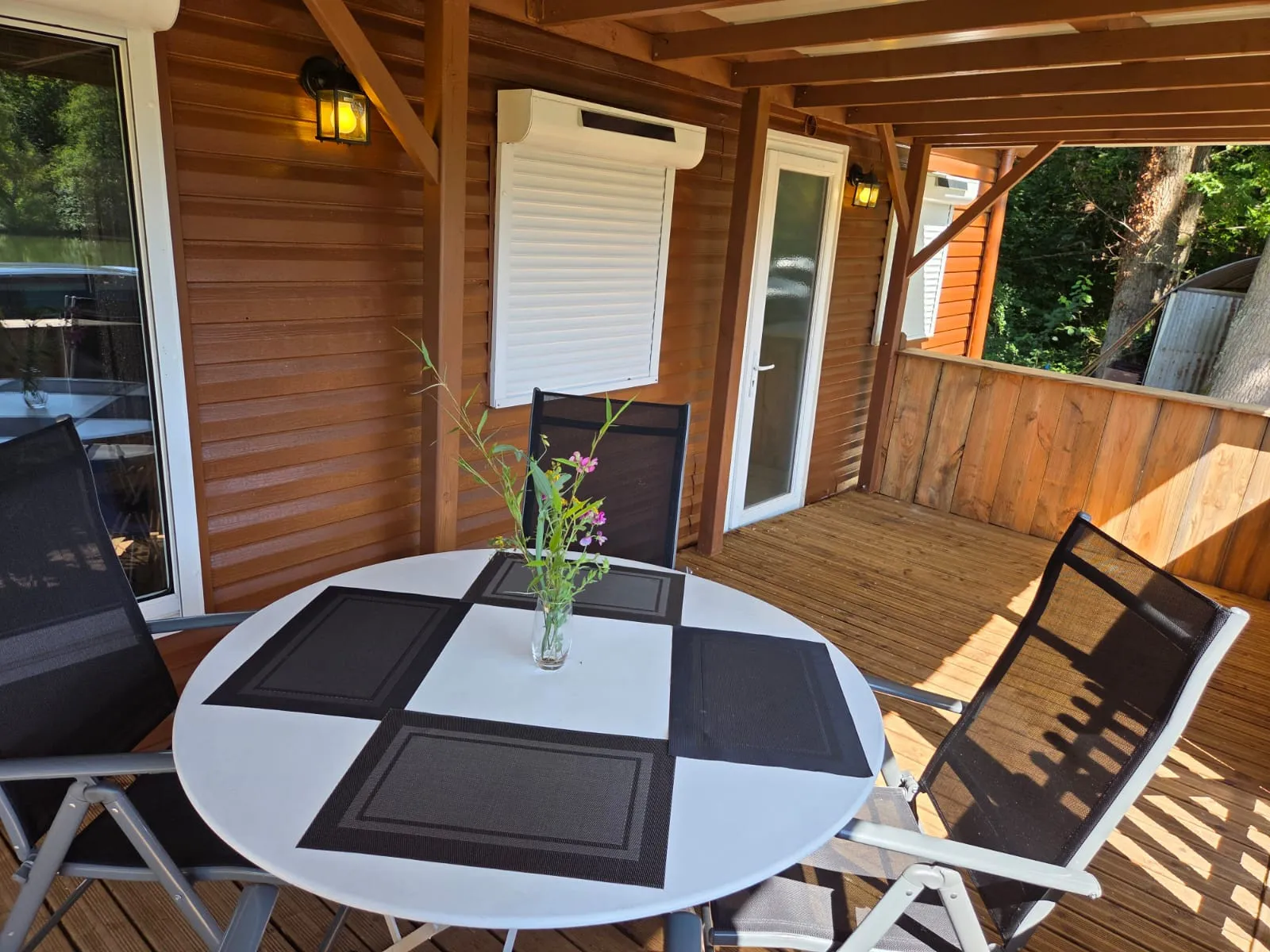 Une table dressée dehors au milieu de la végétation