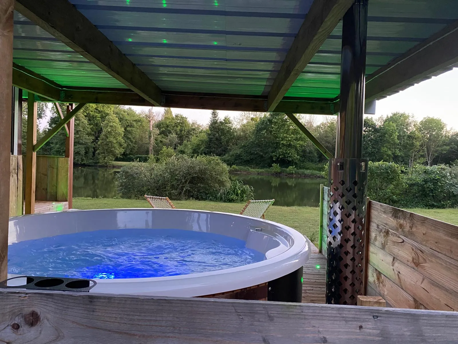 Le bain nordique ouvert sur l’étang